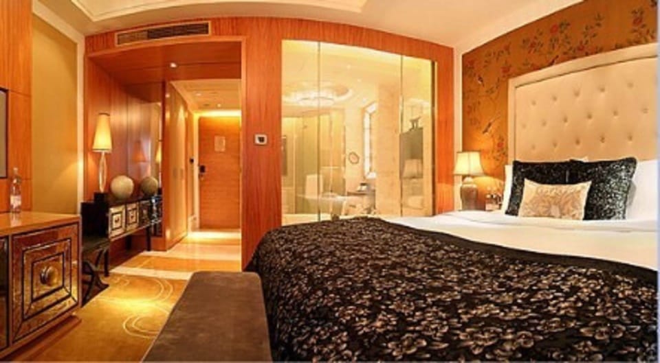 Deluxe Room King  | Premium bedding, down comforters, Select Comfort beds, minibar