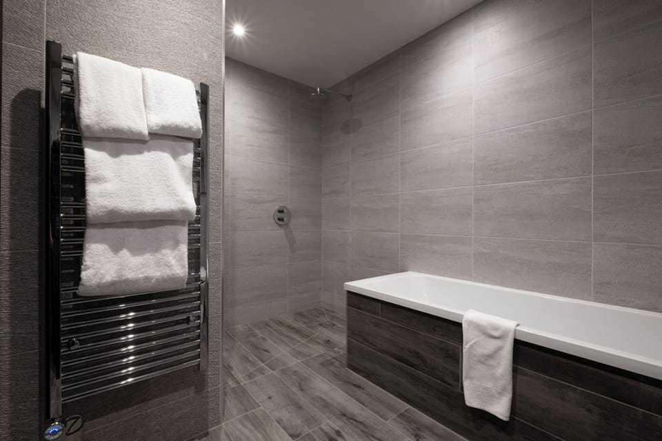 Premier Double or Twin Room | Bathroom | Free toiletries, hair dryer, bathrobes, towels