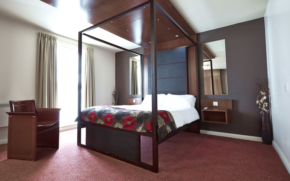 Executive Suite | Desk, iron/ironing board, free WiFi, bed sheets