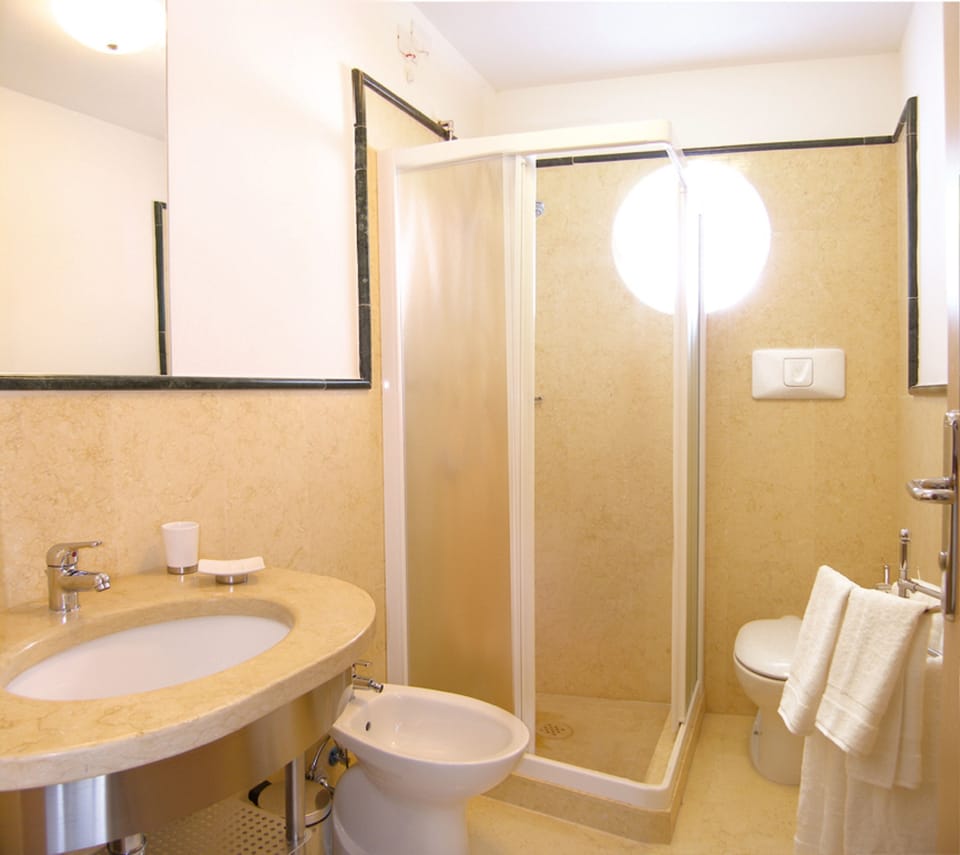 Combined shower/tub, free toiletries, hair dryer, bidet