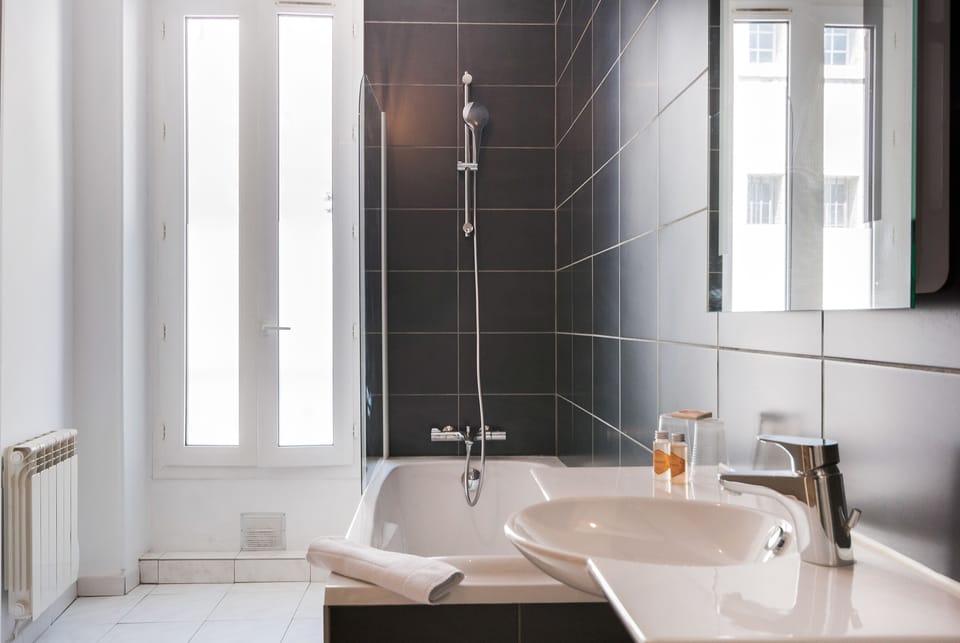 Superior Room | Bathroom | Shower, hair dryer, towels