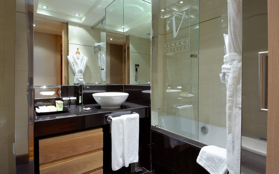 Combined shower/tub, rainfall showerhead, free toiletries, hair dryer