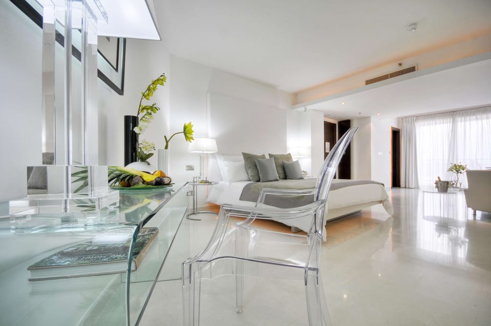 Design Suite | Premium bedding, minibar, in-room safe, desk