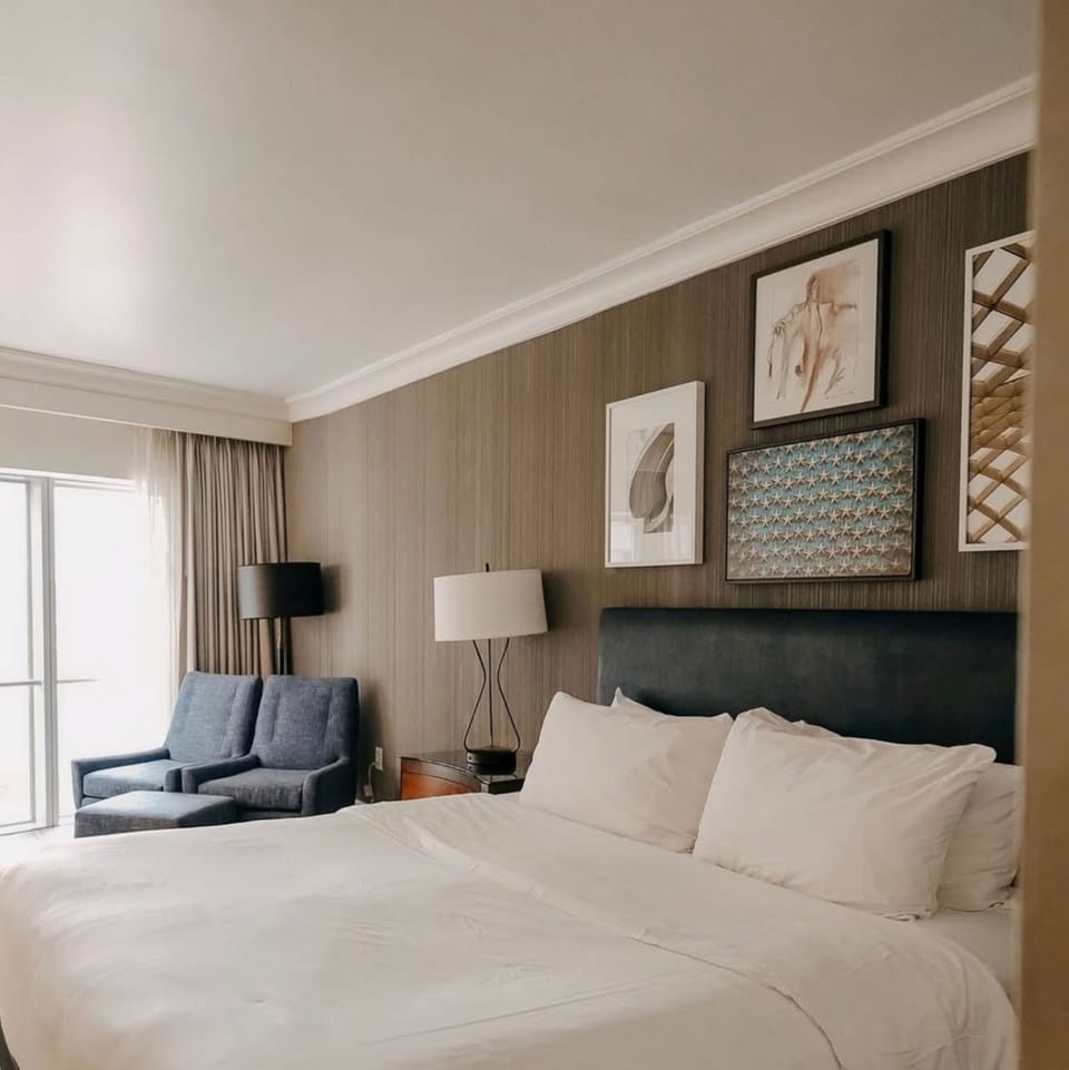 Classic Room, 1 King Bed | Premium bedding, in-room safe, desk, blackout drapes