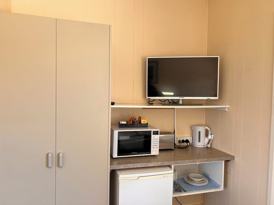 Standard Room, Non Smoking (Standard Queen) | Private kitchen | Fridge, microwave, coffee/tea maker, electric kettle