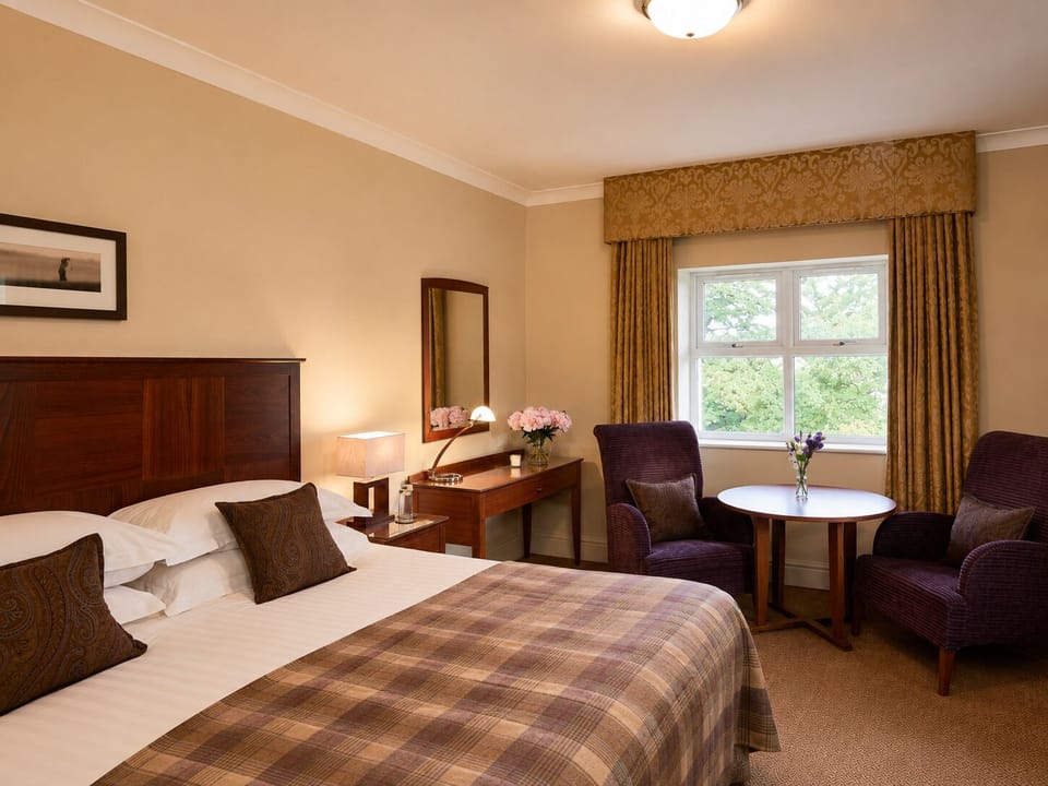 Deluxe Room, 1 Double Bed (Deluxe King) | Hypo-allergenic bedding available, in-room safe, desk