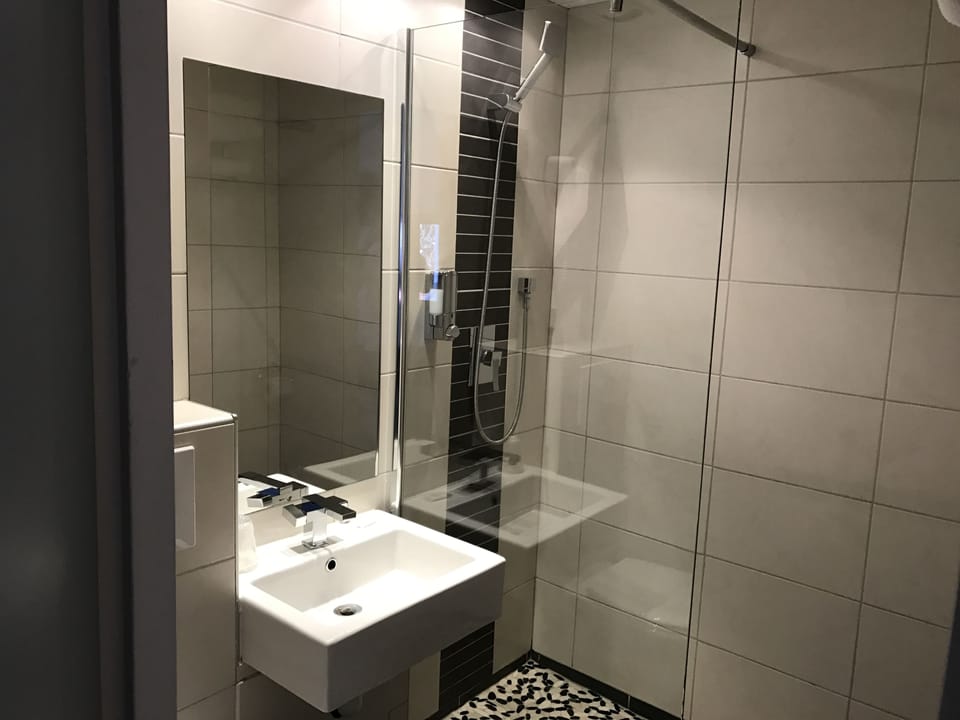 Twin Room | Bathroom | Shower, hair dryer, towels