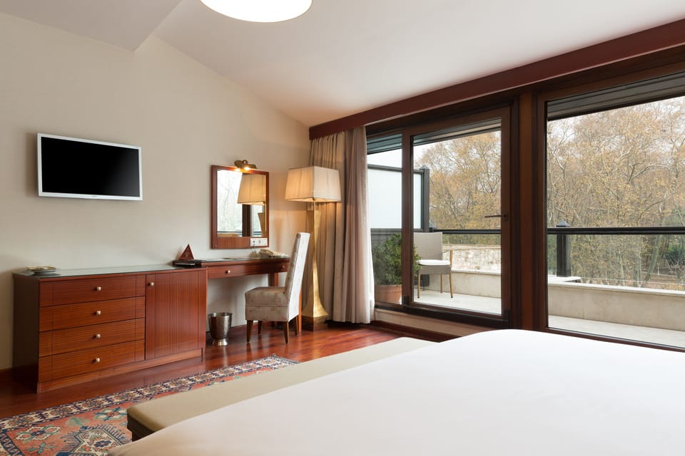 Deluxe Room, Park View | Minibar, in-room safe, desk, soundproofing