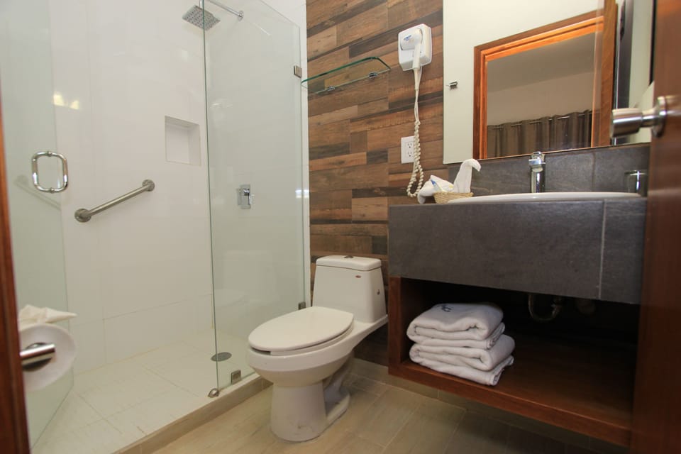 Standard Room | Bathroom | Combined shower/tub, free toiletries, towels