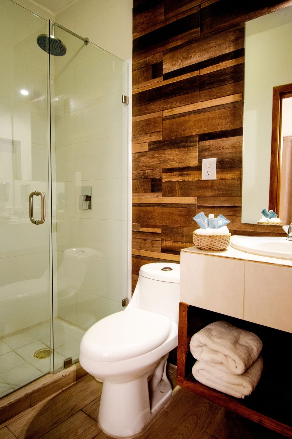Standard Room | Bathroom | Combined shower/tub, free toiletries, towels