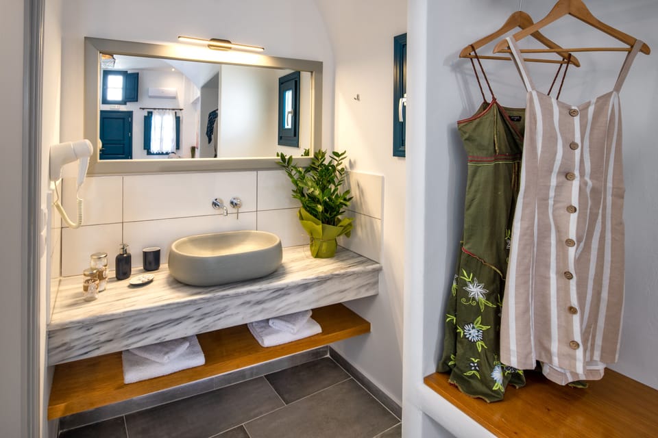 Traditional Room | Minibar, desk, soundproofing, iron/ironing board