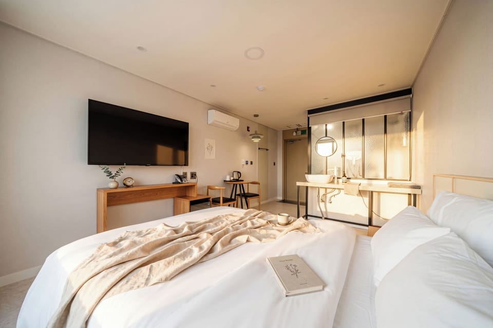 Deluxe Double Room, City View | Hypo-allergenic bedding, down comforters, free minibar
