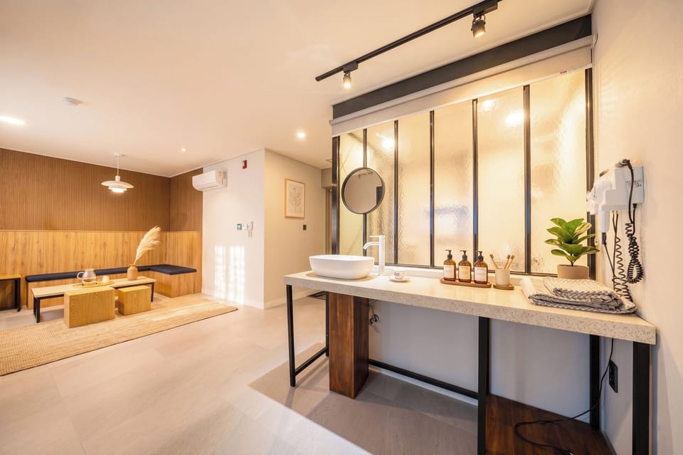 Premium Room, City View (Balcony) | Hypo-allergenic bedding, down comforters, free minibar