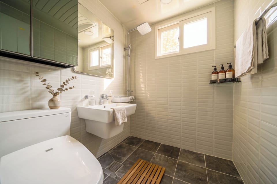 Exclusive Twin Room, City View | Bathroom | Hair dryer, slippers, bidet, towels