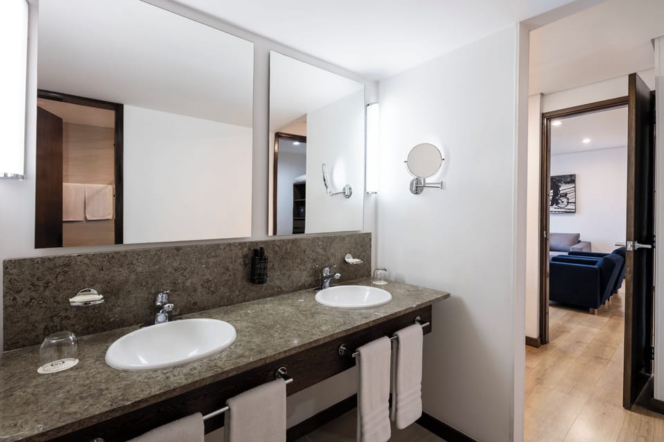 Junior Suite | Bathroom | Shower, eco-friendly toiletries, hair dryer, towels