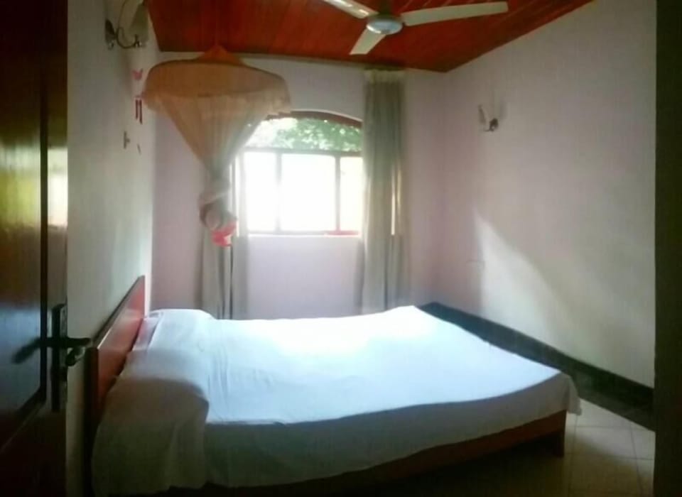 1 bedroom, desk, free rollaway beds, free WiFi