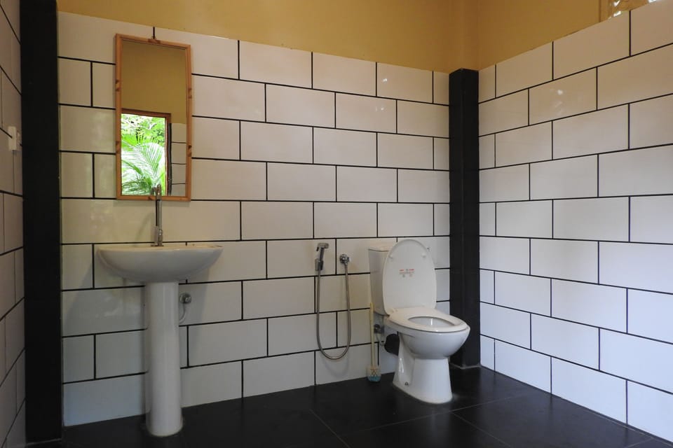 Deluxe Tree House | Bathroom | Shower, free toiletries, towels
