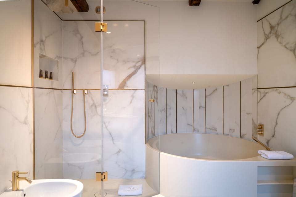 Junior Studio Suite, Canal View | Bathroom | Hair dryer, bathrobes, bidet, towels