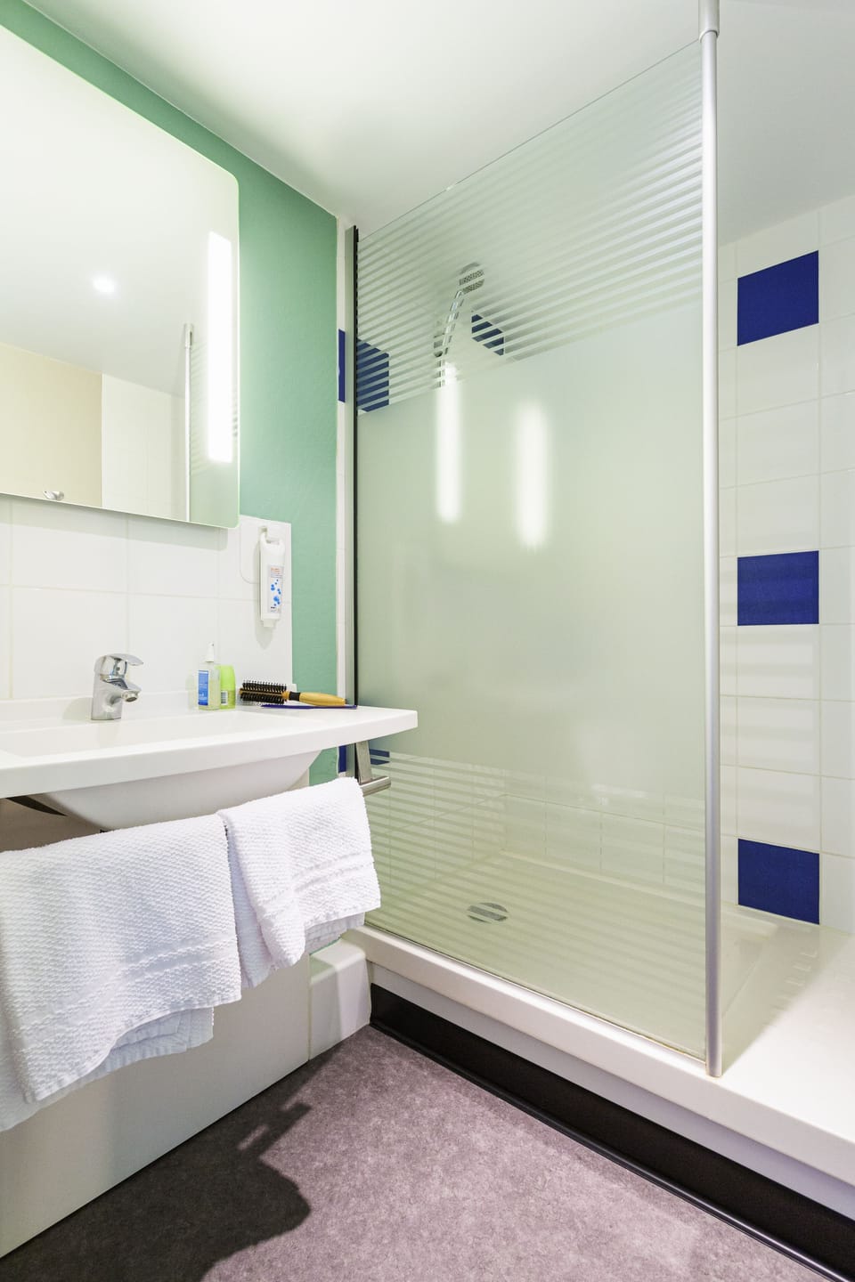 Shower, eco-friendly toiletries, towels