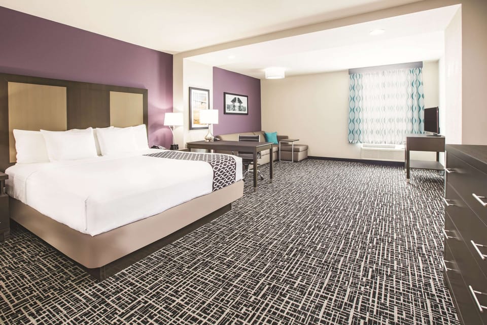 Deluxe Suite, 1 King Bed, Non Smoking | Premium bedding, pillowtop beds, desk, laptop workspace