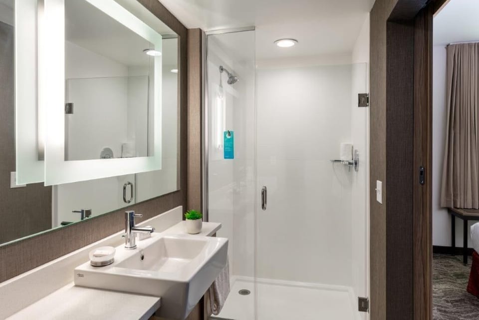 Deep soaking tub, free toiletries, hair dryer, towels