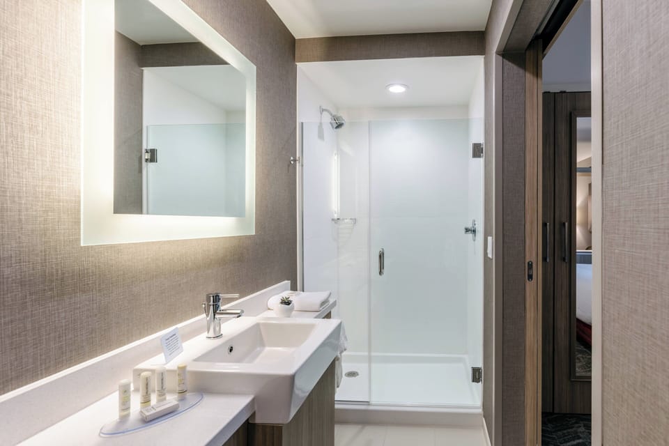 Deep soaking tub, free toiletries, hair dryer, towels