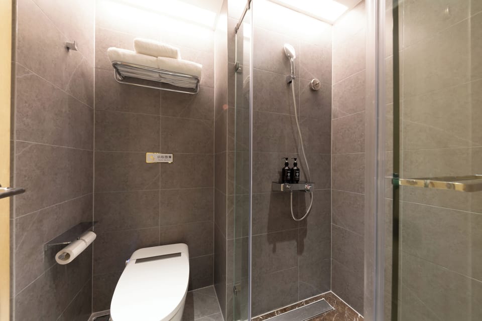 Family Triple Room, Multiple Beds, Non Smoking | Bathroom | Shower, rainfall showerhead, free toiletries, hair dryer