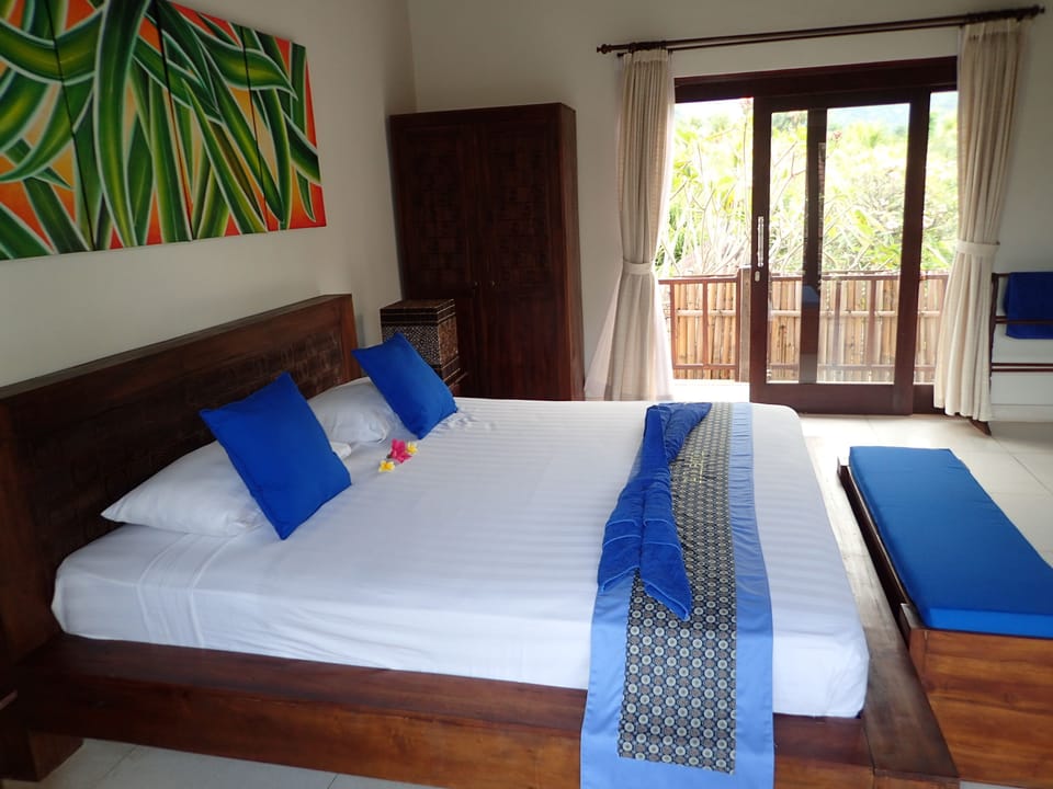 In-room safe, desk, rollaway beds (surcharge), WiFi (free)