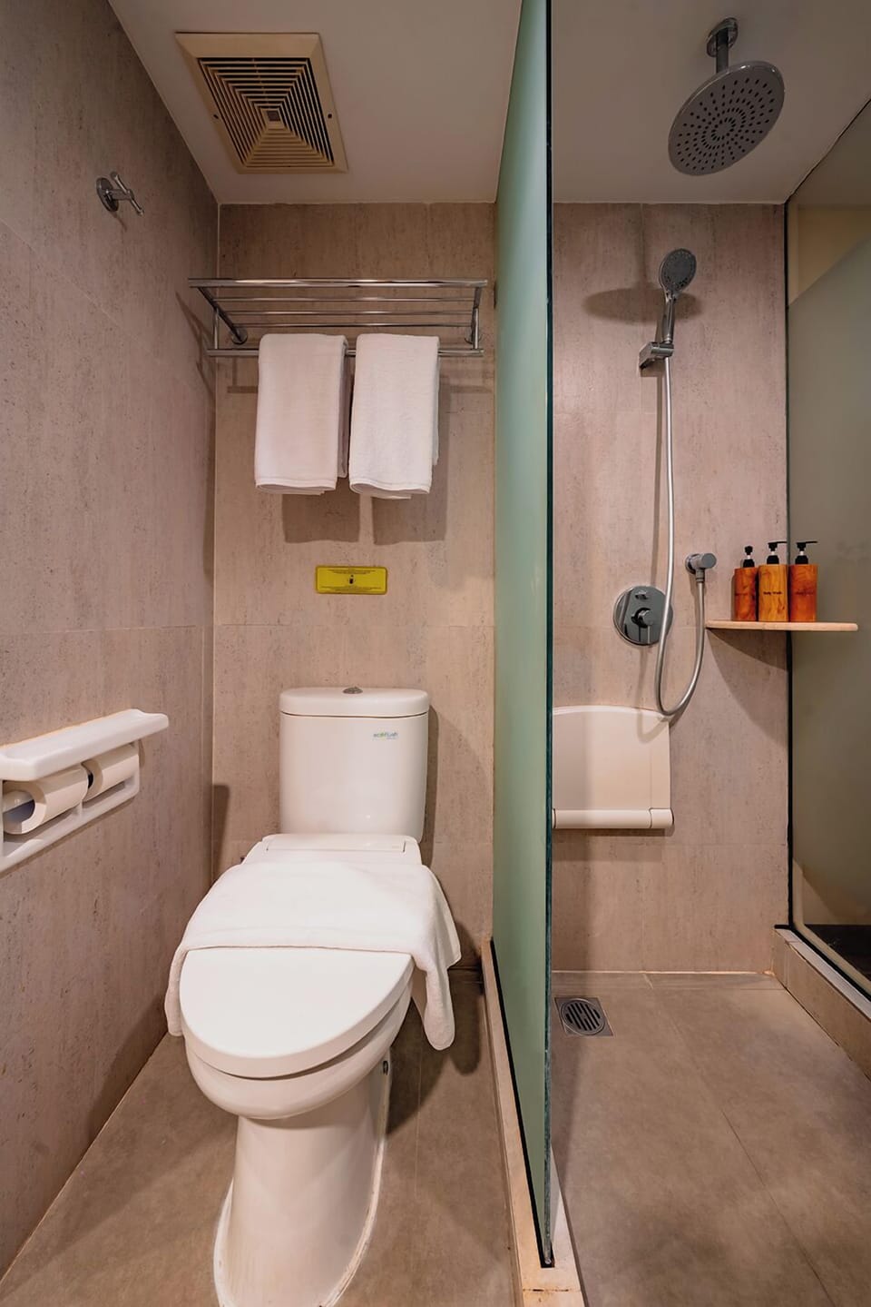 Shower, rainfall showerhead, free toiletries, hair dryer