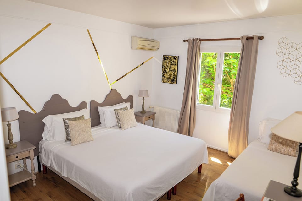 Family Room | Desk, soundproofing, free WiFi, bed sheets