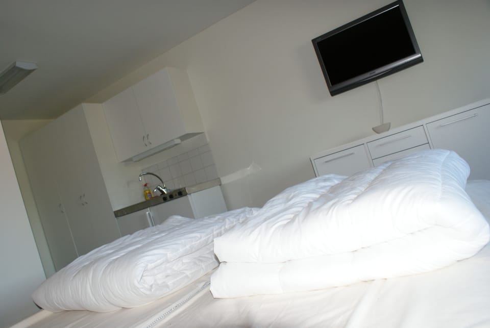 Studio, Private Bathroom, Golf View (Kitchenette ) | Rollaway beds, free WiFi, bed sheets