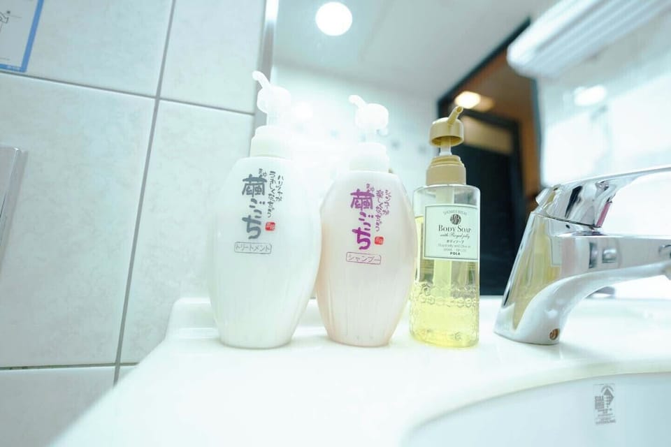 Twin Room | Bathroom | Combined shower/tub, free toiletries, electronic bidet, towels