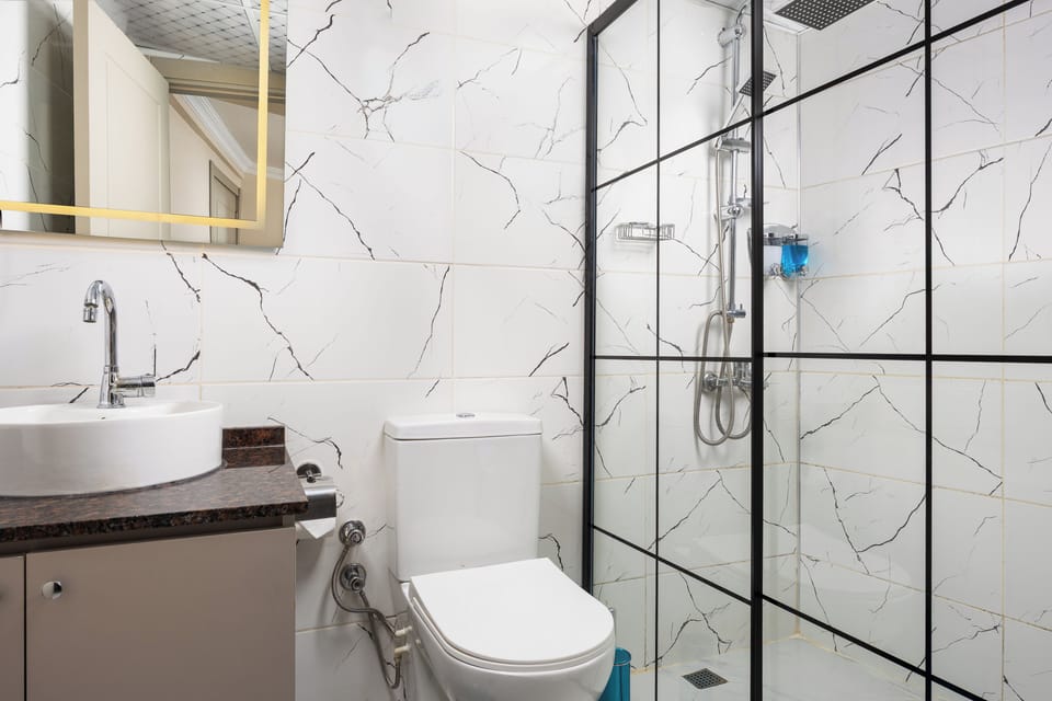Economy Double Room | Bathroom | Shower, free toiletries, hair dryer, slippers