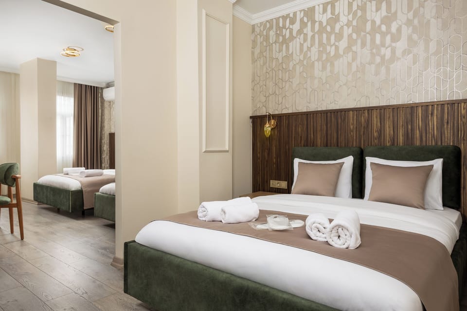 Family Room | Premium bedding, minibar, in-room safe, soundproofing