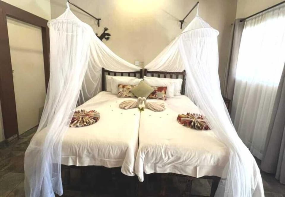 In-room safe, desk, rollaway beds (surcharge), WiFi (free)