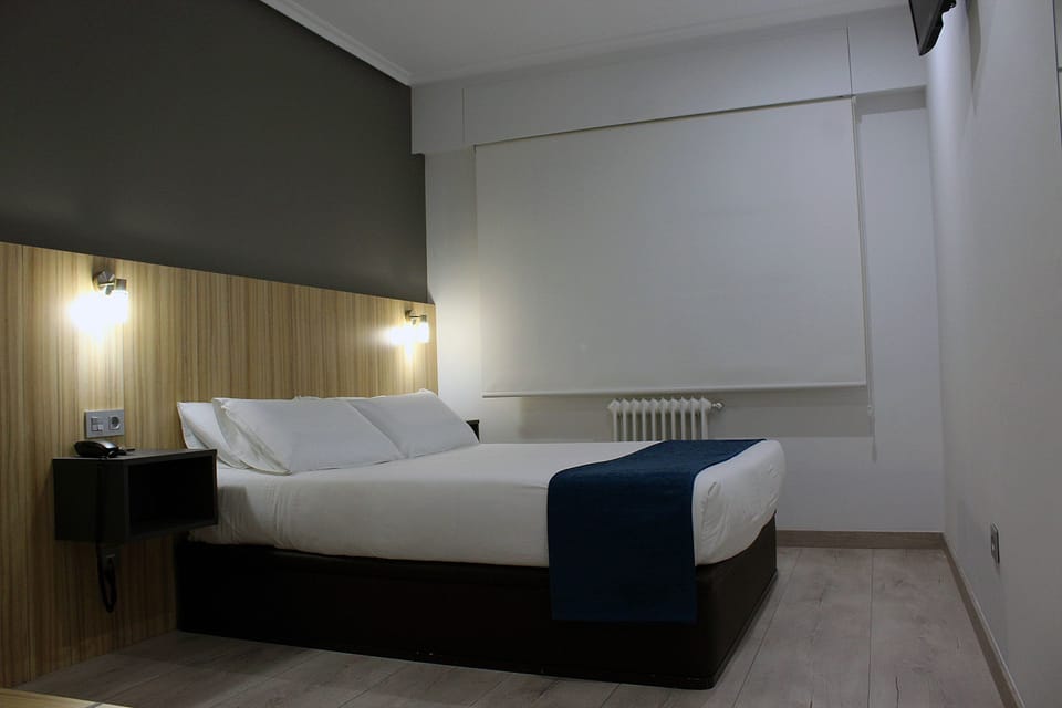 Double Room | Premium bedding, desk, free cribs/infant beds, rollaway beds