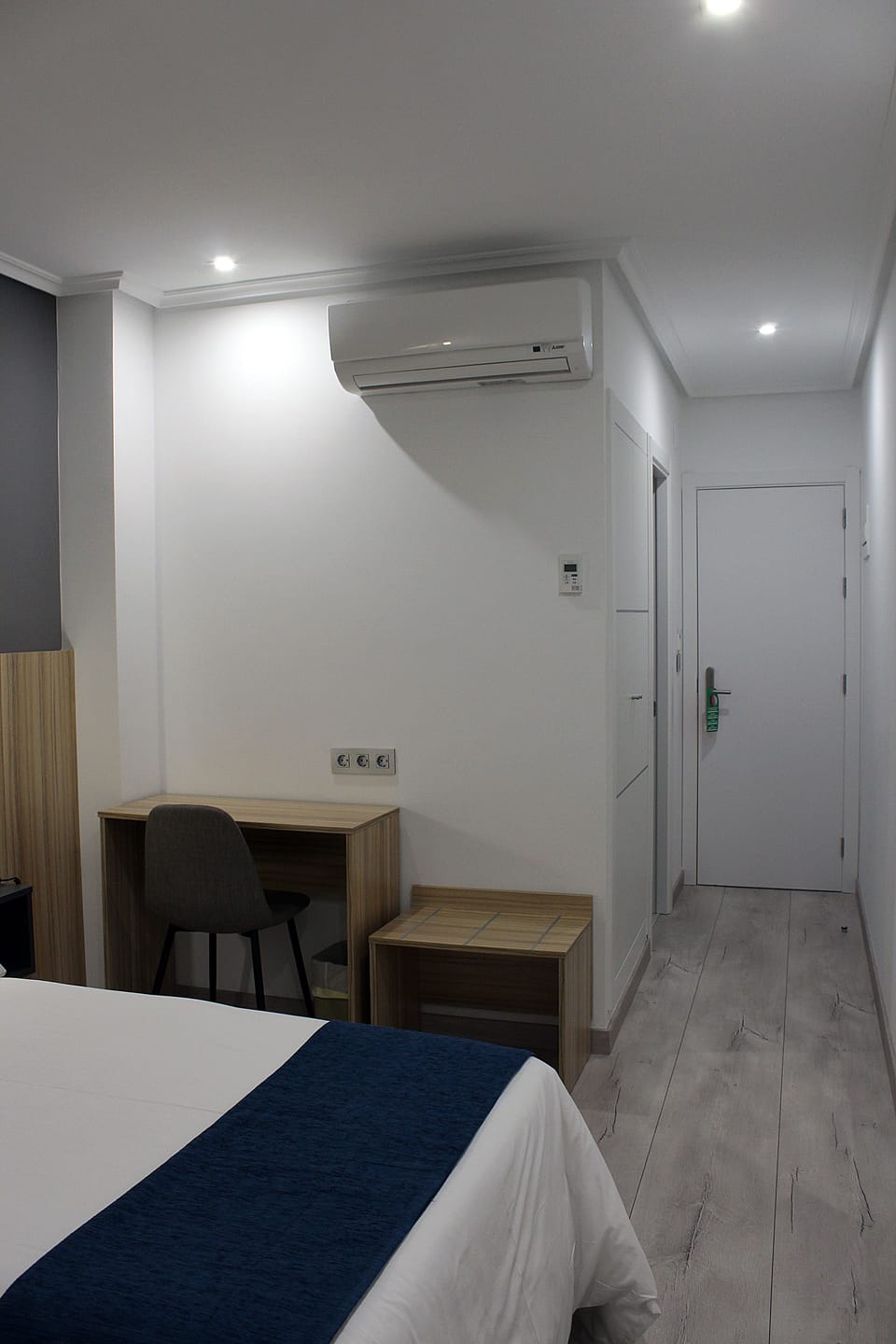 Premium bedding, desk, free cribs/infant beds, rollaway beds