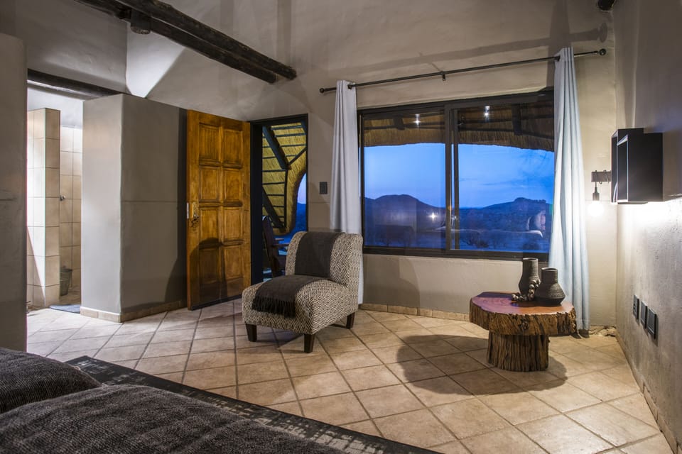 Luxury Twin Room, Non Smoking, Mountain View | Premium bedding, in-room safe, desk, bed sheets
