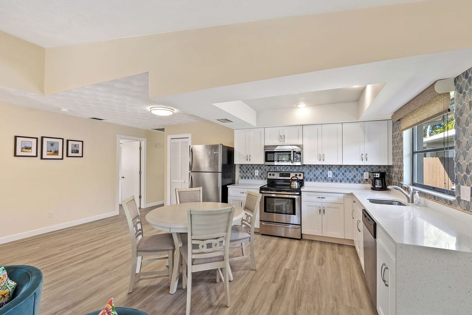Luxury House, 3 Bedrooms, Pool View, Poolside | Private kitchen | Fridge, microwave, oven, stovetop