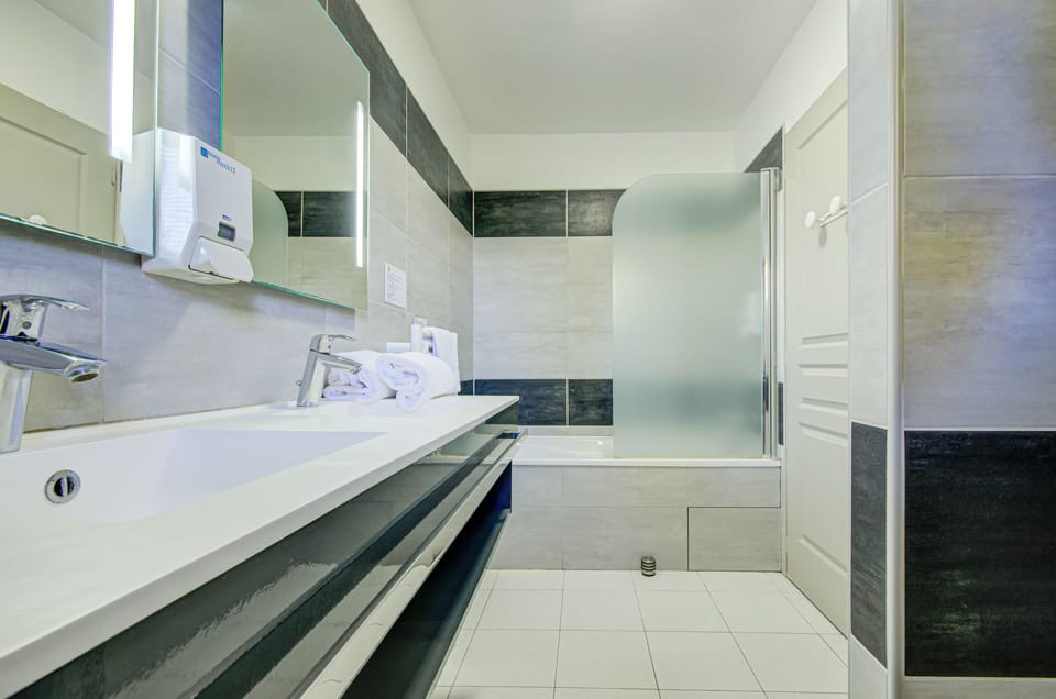 Signature Triple Room, Ensuite | Bathroom | Shower, free toiletries, towels