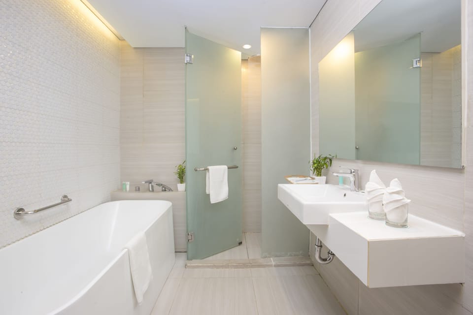 Suite (Breakfast for 2 Pax) | Bathroom | Shower, free toiletries, hair dryer, slippers