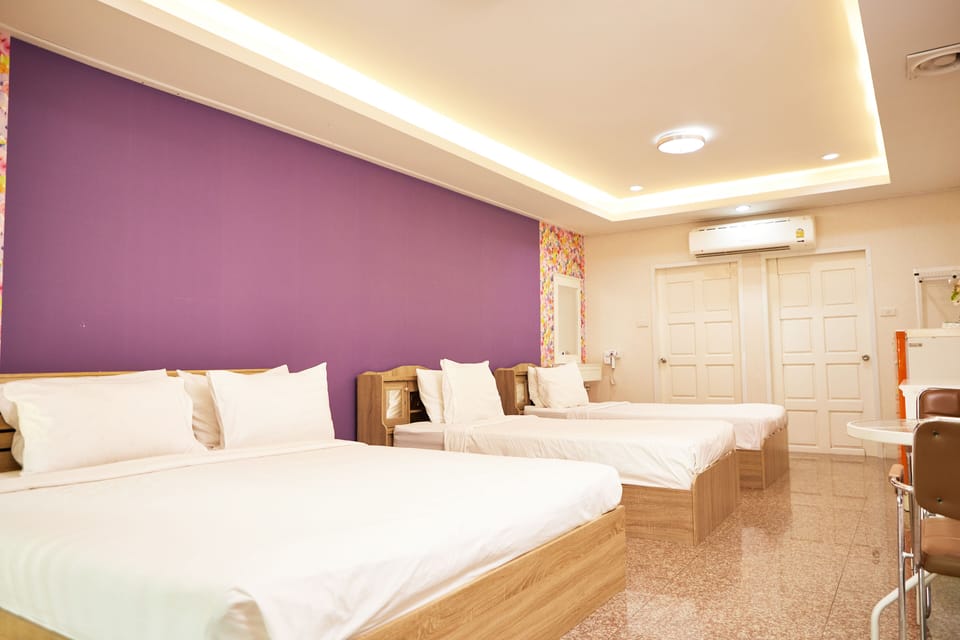 Swimming Pool Room 4 Persons | Desk, blackout drapes, free WiFi, bed sheets