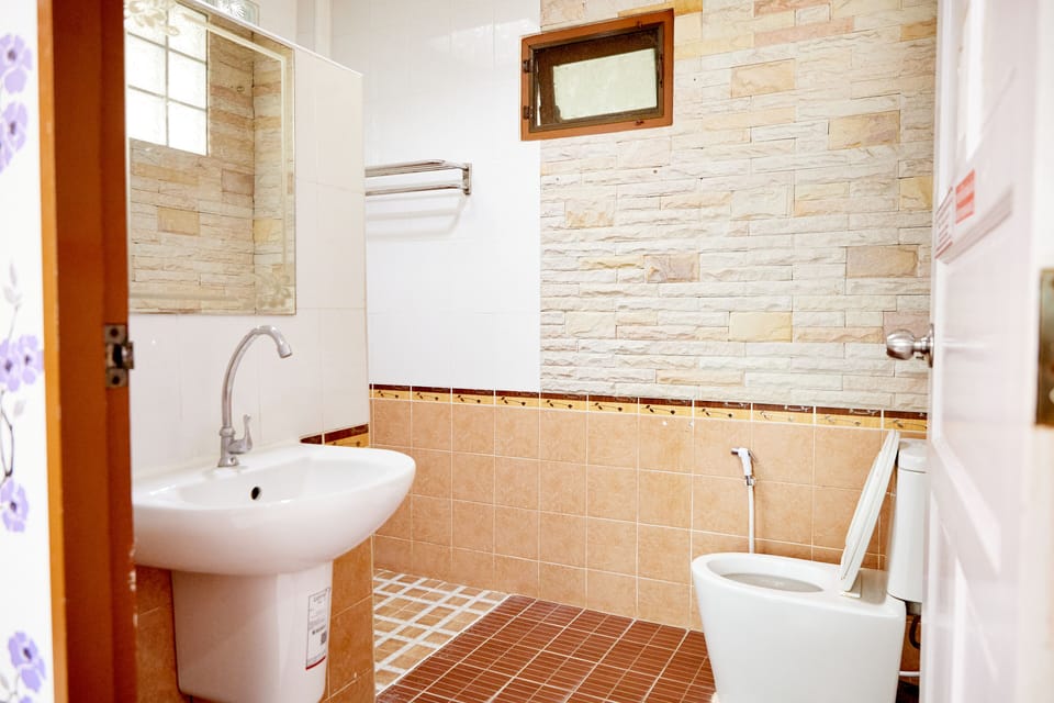 Shower, free toiletries, towels