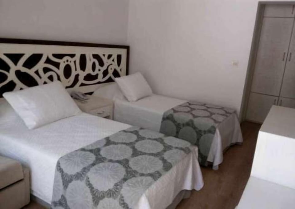Twin Room | Minibar, in-room safe, desk, WiFi (free)