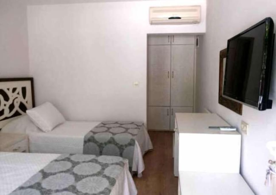 Twin Room | Minibar, in-room safe, desk, WiFi (free)
