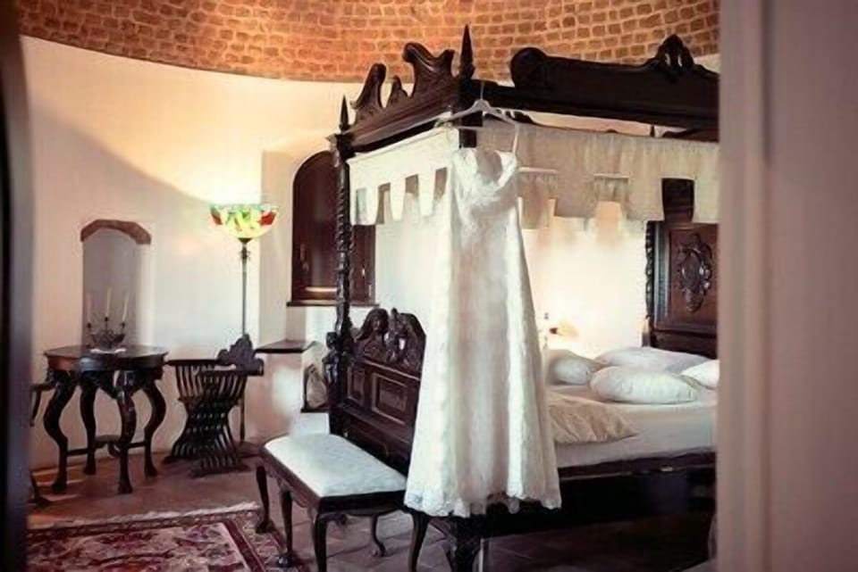 Suite (Torre) | Premium bedding, down comforters, blackout drapes, cribs/infant beds