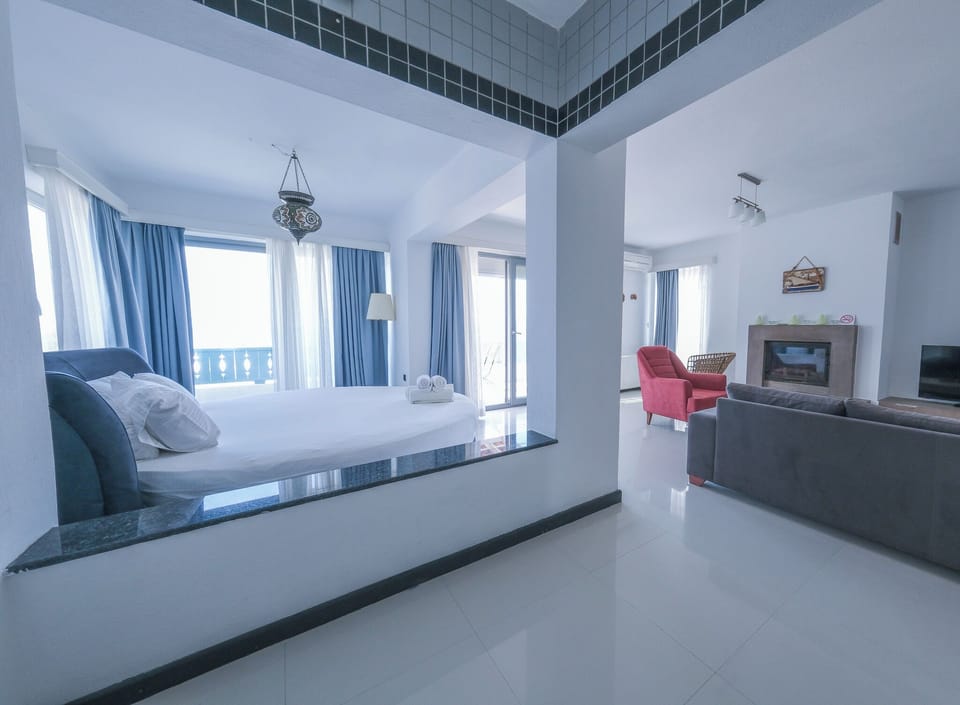 Luxury Studio Suite | Premium bedding, minibar, in-room safe, free cribs/infant beds