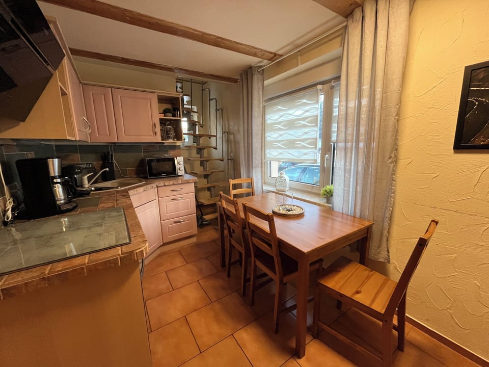 Basic Apartment, 2 Bedrooms, Non Smoking, Mountain View | Private kitchen | Full-size fridge, microwave, oven, stovetop