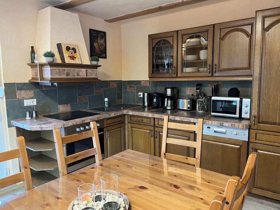 Basic Apartment, 3 Bedrooms, Non Smoking, Mountain View | Private kitchen | Full-size fridge, microwave, oven, stovetop