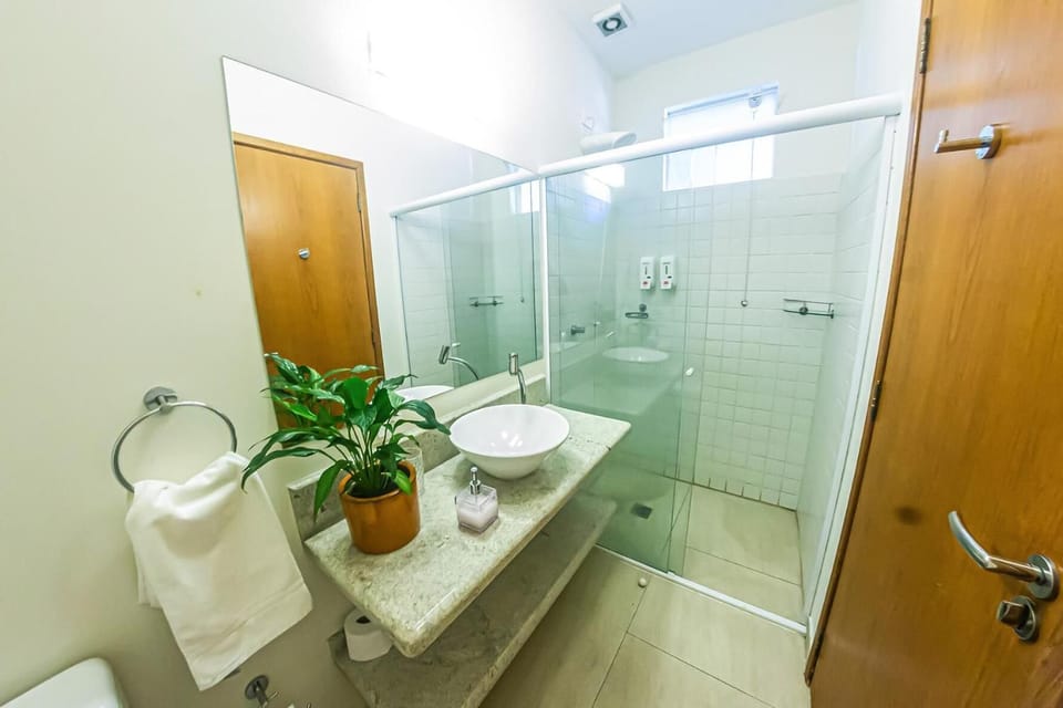 Shower, free toiletries, towels